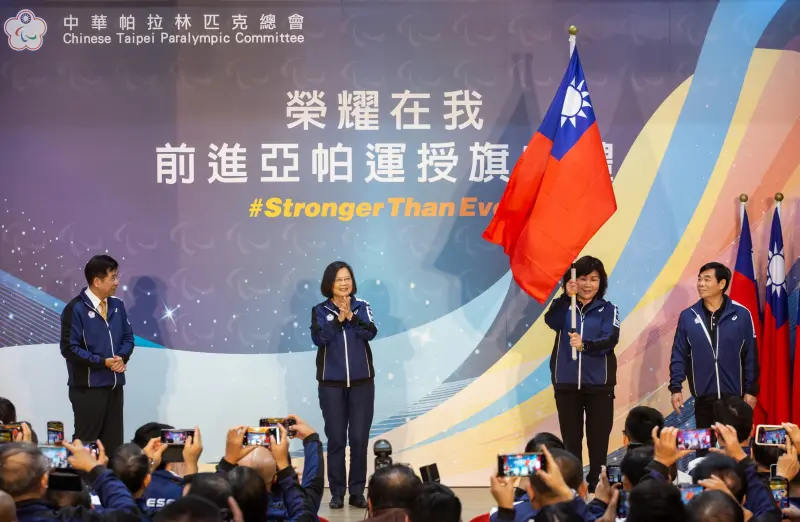 ▲總會團長穆閩珠(右2)高舉國旗宣誓爭取最高榮譽。官方提供