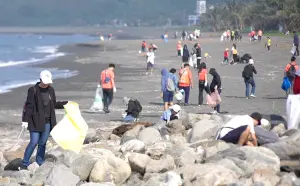 ▲高雄捷運公司舉辦旗津海灘淨灘活動。(圖／高雄捷運公司提供)