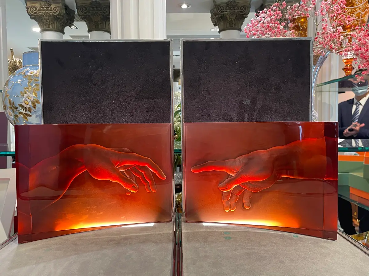 ▲水晶雕刻巨擘湯瑪士．雷瑟大師的「創世亞當」讓歷史上的不可能變成可能（圖／記者林怡孜攝，2023,10,14）