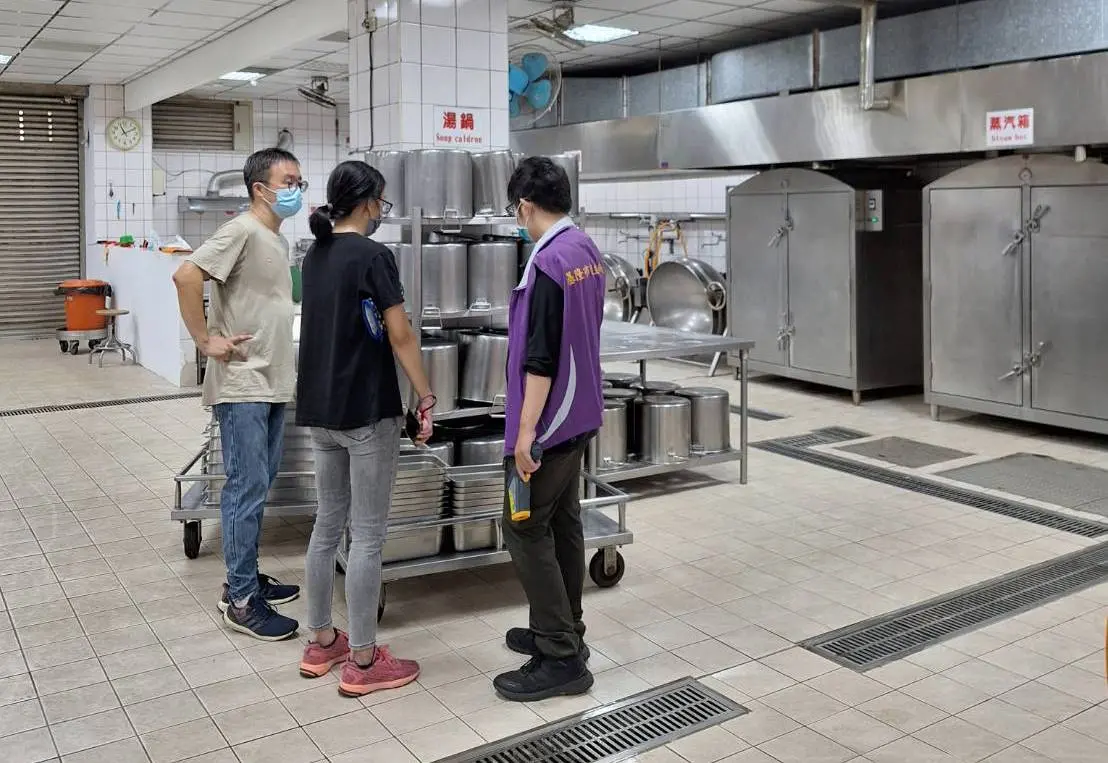 ▲基隆市政府衛生局前往深美國小採樣及檢查共營營養午餐的學校廚房。（圖 ／基隆市政府提供）