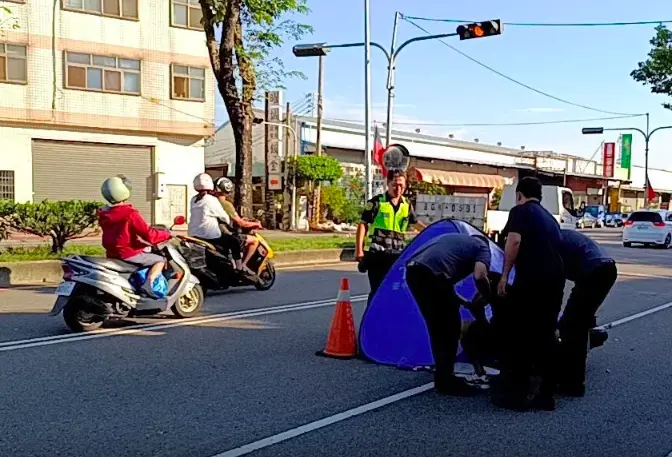 ▲台中騎士疑似因超車不慎而摔車，遭後方聯結車輾斃。（圖／翻攝自記者爆料網）