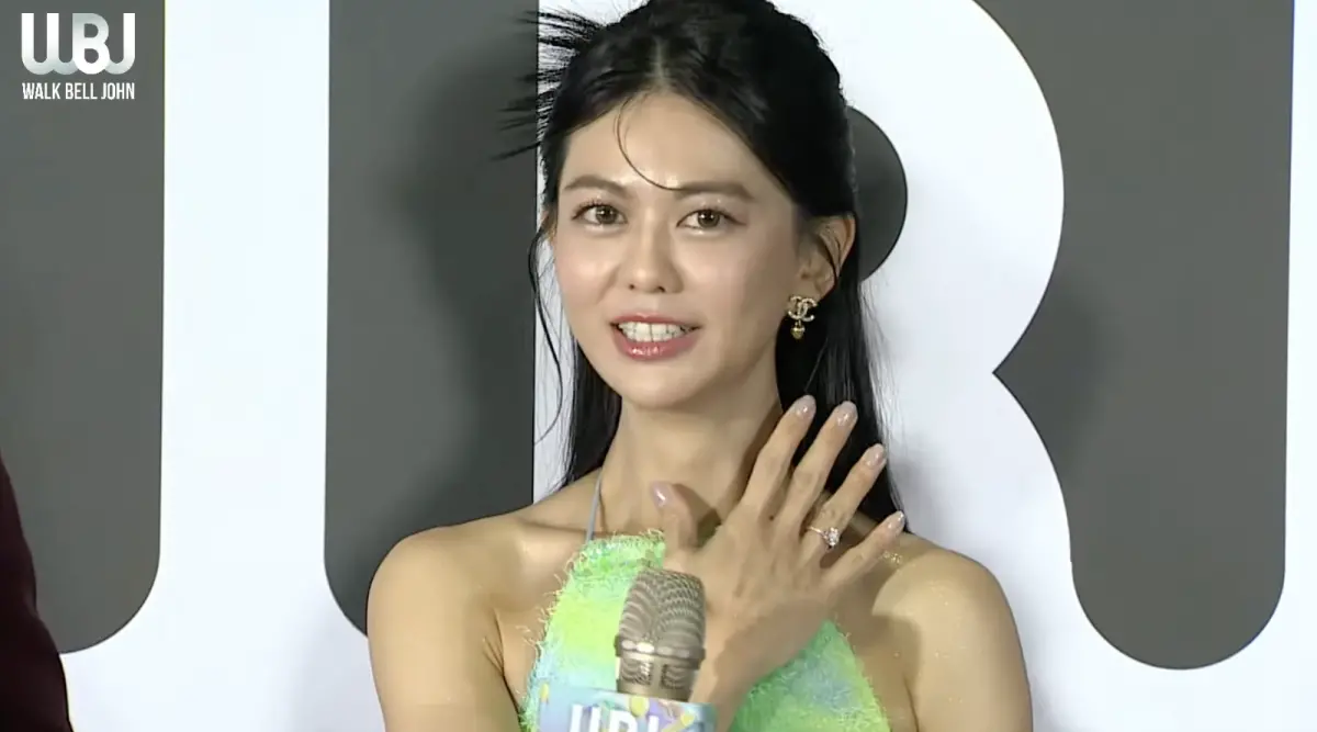 ▲白癡公主以一席綠色禮服登上走鐘獎紅毯，當她被問到好閨密理科太太為何今日沒現身時，竟突然語出驚人爆料：「她有新歡啊。」（圖／翻攝自走鐘獎頒獎典禮YT）