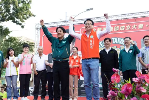 ▲賴清德和台中市立委莊競程成立全國第一個聯合競選總部。（圖／民進黨台中市黨部提供，2023.10.14）