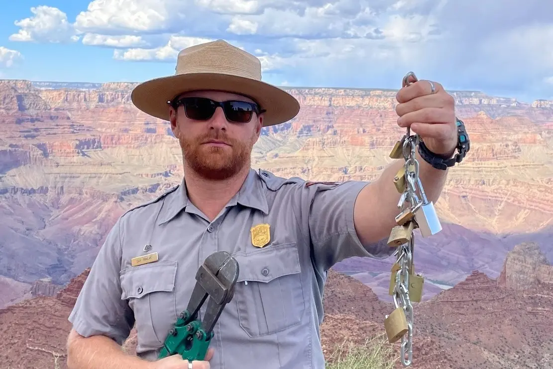 ▲美國大峽谷國家公園管理處警告遊客，不要再來掛愛情鎖了！更表示雖然情比金堅，但工作人員的「剪鎖器更加強大」。（圖／翻攝自「Grand Canyon National Park」臉書）