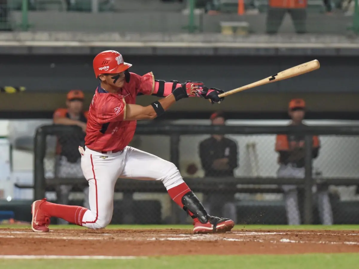 ▲拿莫伊漾拿莫伊漾今（14日）在9局下掃出左外野再見高飛犧牲打，助味全龍以7:6戰勝統一獅。（圖／味全龍提供）