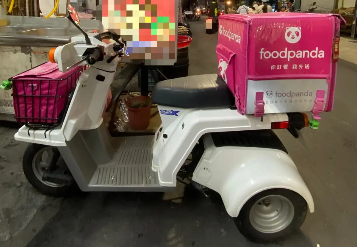 ▲近日一名網友在路上看到外送機車，竟是三輪車款式，他拍下來PO上網後，有內行網友認出是「日本外送神車」HONDA GYRO X。（圖／翻攝自臉書社團「路上觀察學院」）