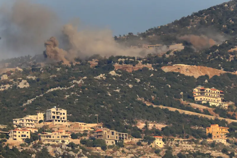 ▲以色列軍方表示，23日向黎巴嫩境內的2處真主黨據點發動突襲。圖為先前黎巴嫩克發喬巴村（Kfar Chouba）遭到以色列炮擊。（圖／美聯社／達志影像）