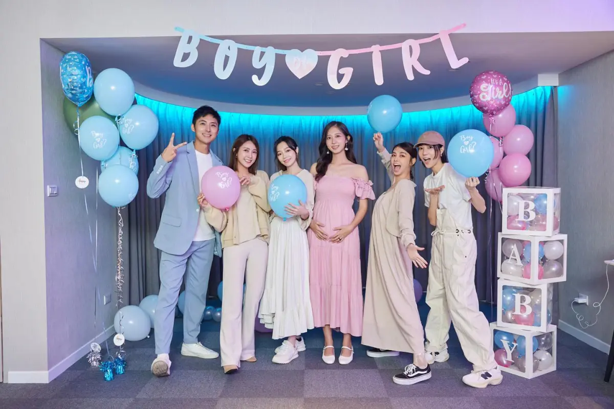 ▲洪詩（右三）邀來昔日Popu Lady團員，一起來參加她的寶寶性別趴，結果揭曉後，李運慶（左）興奮到快飛起來。（圖／洪詩臉書）