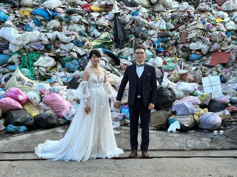 ▲一對新人在南投埔里鎮的垃圾山前拍攝婚紗，在網路上掀起一波討論。（圖/南投埔里鎮清潔隊）