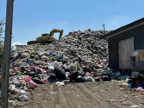 ▲南投埔里鎮的垃圾山已經堆積超過萬噸，現場氣味非常不好聞。（圖/南投埔里鎮清潔隊）