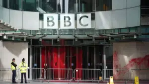 BBC總部遭潑紅漆　親巴勒斯坦組織：雙手沾滿鮮血
