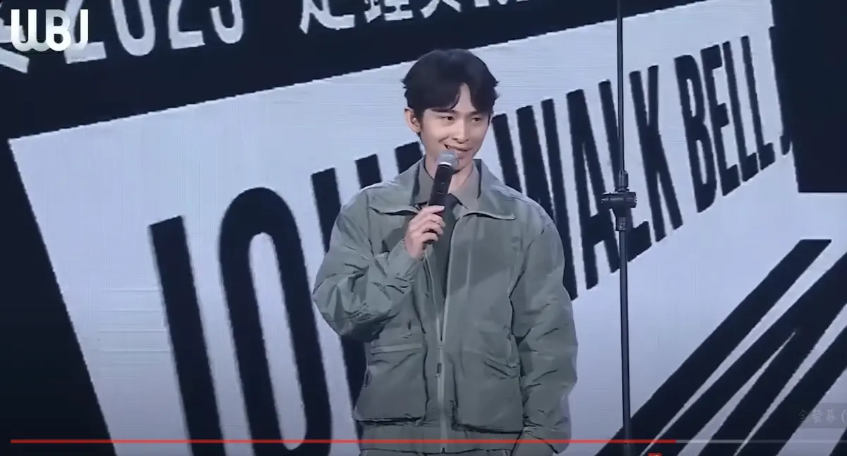 ▲博恩在第五屆走鐘獎典禮上表演脫口秀，帶入不少時事梗，讓觀眾嘖嘖稱奇。（圖/走鐘獎頒獎典禮YT）