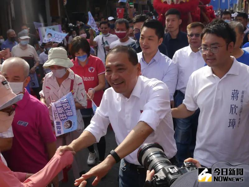 ▲國民黨新莊區立委參選人蔣欣璋與侯友宜成立聯合競選總部，在蔣萬安陪同下進場時與群眾握手致意。（圖 ／記者吳嘉億攝，2023.10.15）