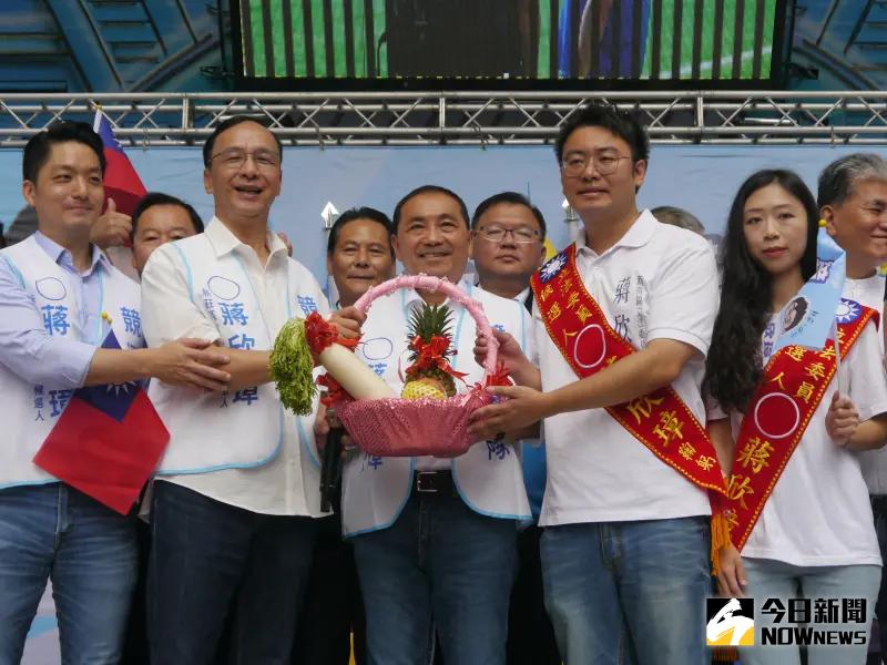 ▲ 國民黨新莊區立委參選人蔣欣璋與侯友宜成立聯合競選總部，接受祝賀當選的「好彩頭」蘿蔔及鳳梨。（圖 ／記者吳嘉億攝，2023.10.15）