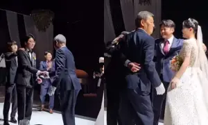 ▲宋仲基(左)不斷拍著妹婿的肩膀,似乎在交代對方要好好照顧妹妹。(圖/songjoongki__919 IG) ▲宋仲基(左)不斷拍著妹婿的肩膀,似乎在交代對方要好好照顧妹妹。(圖/songjoongki__919 IG)