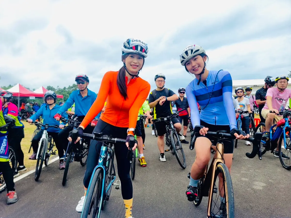 ▲極北點-富貴角燈塔騎遊活動，知名日本單車旅遊作家-一青妙，共同宣傳，及知名自行車營養老師-Q老師(張佩蓉)與單車國民美少女-Haru醬(曾晴)一起參與，並號召北中南各地近500名車友。官方提供
