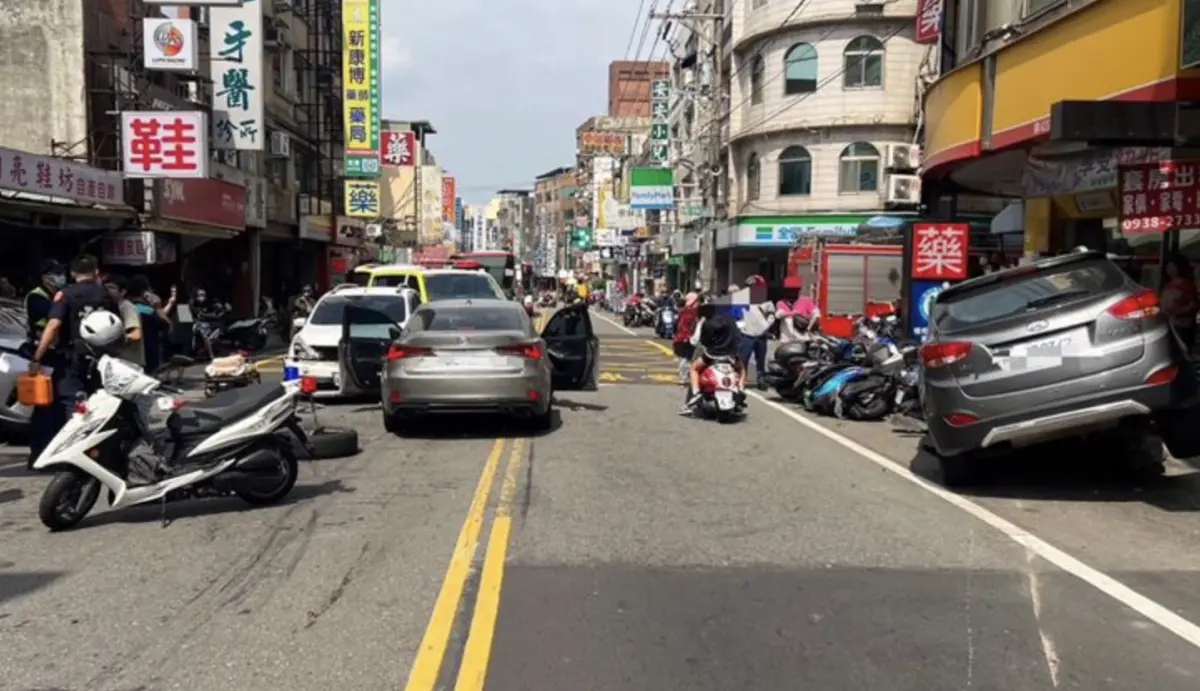 ▲今（15）日中午11時許，桃園市中壢區龍岡路二段發生車禍事故，波及4輛自小客、7部機車，現場共有11名傷者，警消人員獲報到場救援，將8名輕傷傷者分別送桃園醫院、中壢天晟及聯新醫院，其餘3名傷者傷勢較輕拒絕送醫。（圖／翻攝畫面）