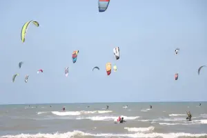 海上風箏衝浪　風轉大安海熱鬧登場
