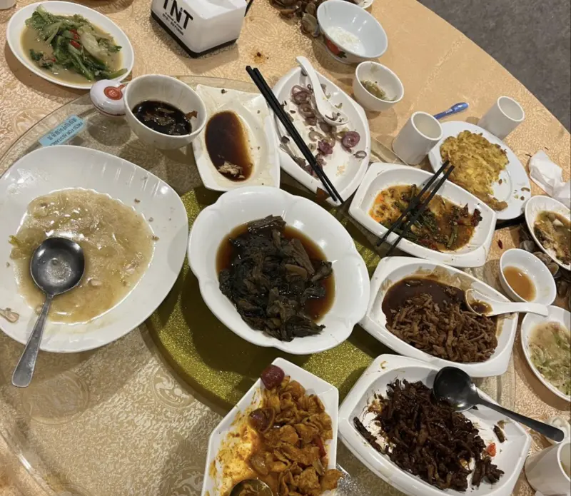 ▲馬來西亞一間餐廳推出清粥小菜吃到飽優惠活動，沒想到竟有7人來店用餐，前後一共點了124份小菜，最終剩下整桌剩菜。（圖／翻攝自臉書）