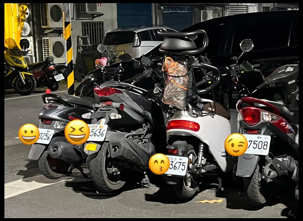 ▲近日一名網友在路邊撞見「車牌頂真」，連續4輛機車的車牌後4碼竟呈現神奇的接龍組合，讓她立刻拍下並將畫面PO上網。（圖／翻攝自臉書社團「路上觀察學院」）