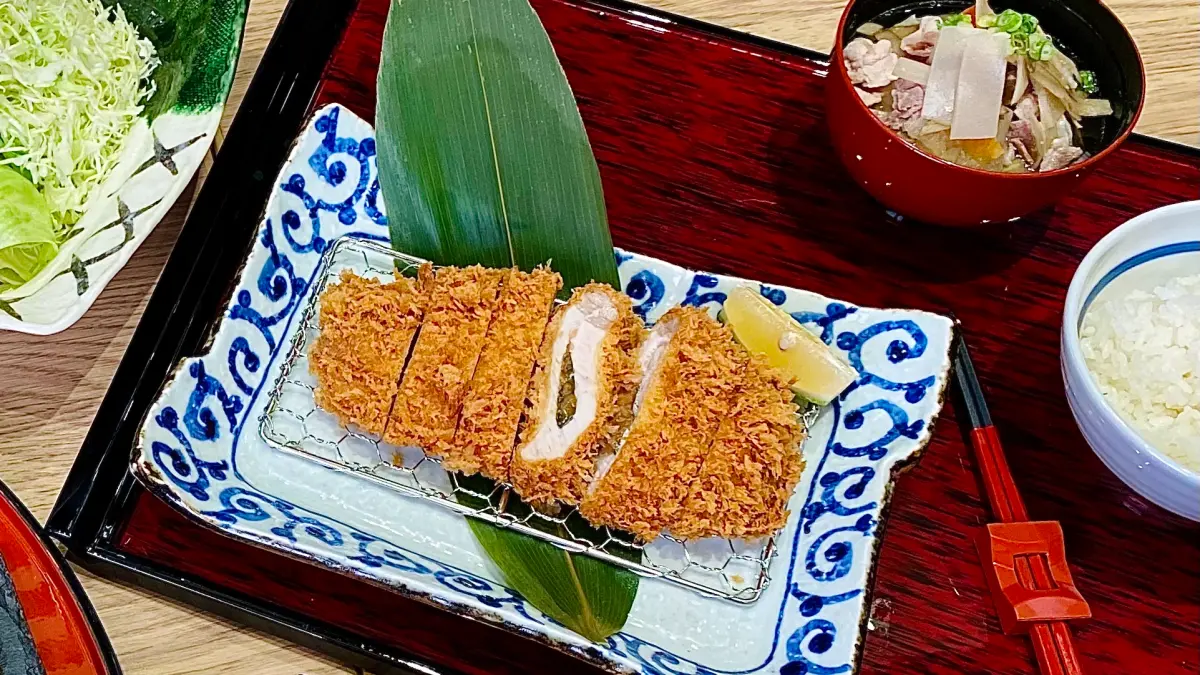 ▲靜岡勝政日式豬排歡慶10週年，10月18日至10月27日連續10天，加購「豬排只要10元」，全台限量10000顆；福勝亭週年慶3款定食都159元，還能飯、菜、湯免費續加吃到飽。（圖／記者蕭涵云攝）