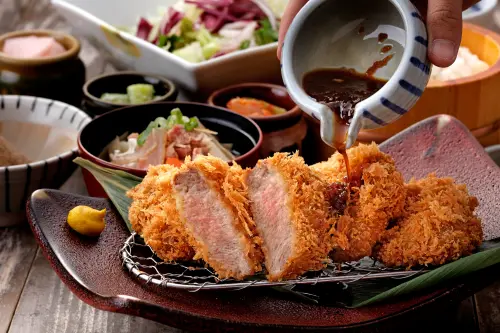 ▲10元爽吃「靜岡勝政日式豬排」！10週年慶10天限10000顆加購優惠開吃。（圖／靜岡勝政日式豬排提供）