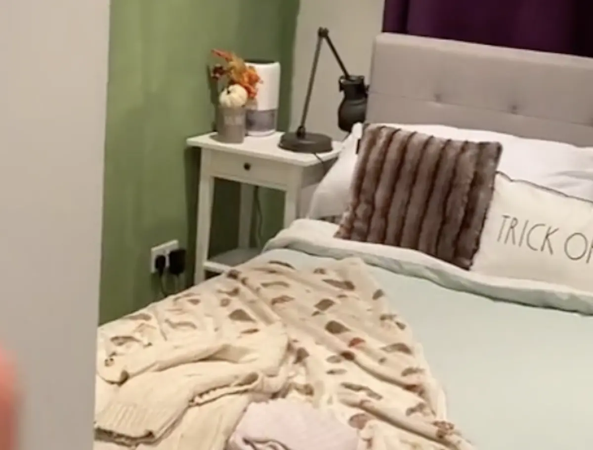 ▲蘇格蘭一名女子最近發現臥室總是飄散一股魚腥味，忍耐數周之後才自行上網找原因，沒想到一查才得知這竟是火災前兆。（圖／翻攝自TikTok）