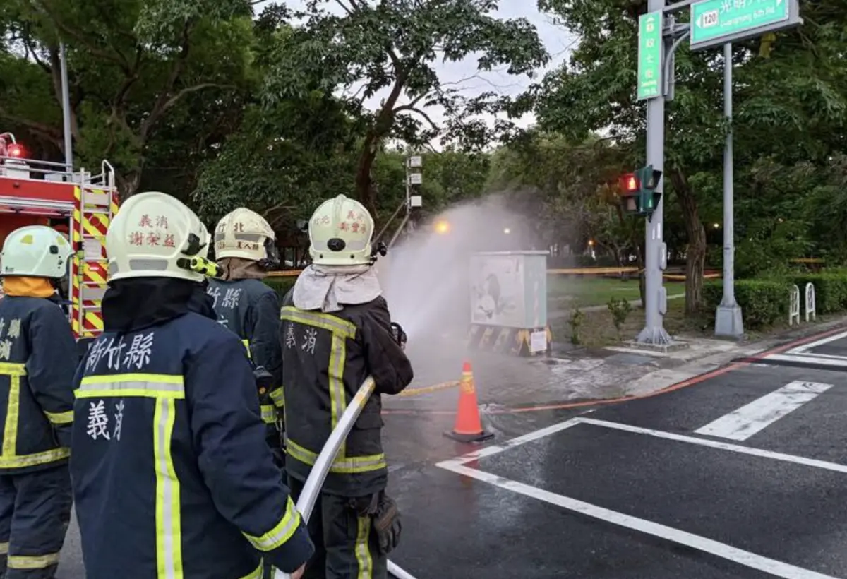 ▲新竹縣府前草皮周邊今（15）日下午傳出陣陣瓦斯味，民眾聞到後立即通報警消，新竹縣消防局指出，今天4時55分獲報，竹北市光明六路和縣政七街路口瓦斯外洩，立即派遣竹北11車1車2人、義消協勤人數5人前往搶救，確認為瓦斯外洩，立即通知新竹瓦斯公司到場，現場也出動水線戒備中。ㄓ（圖／新竹縣消防局提供）