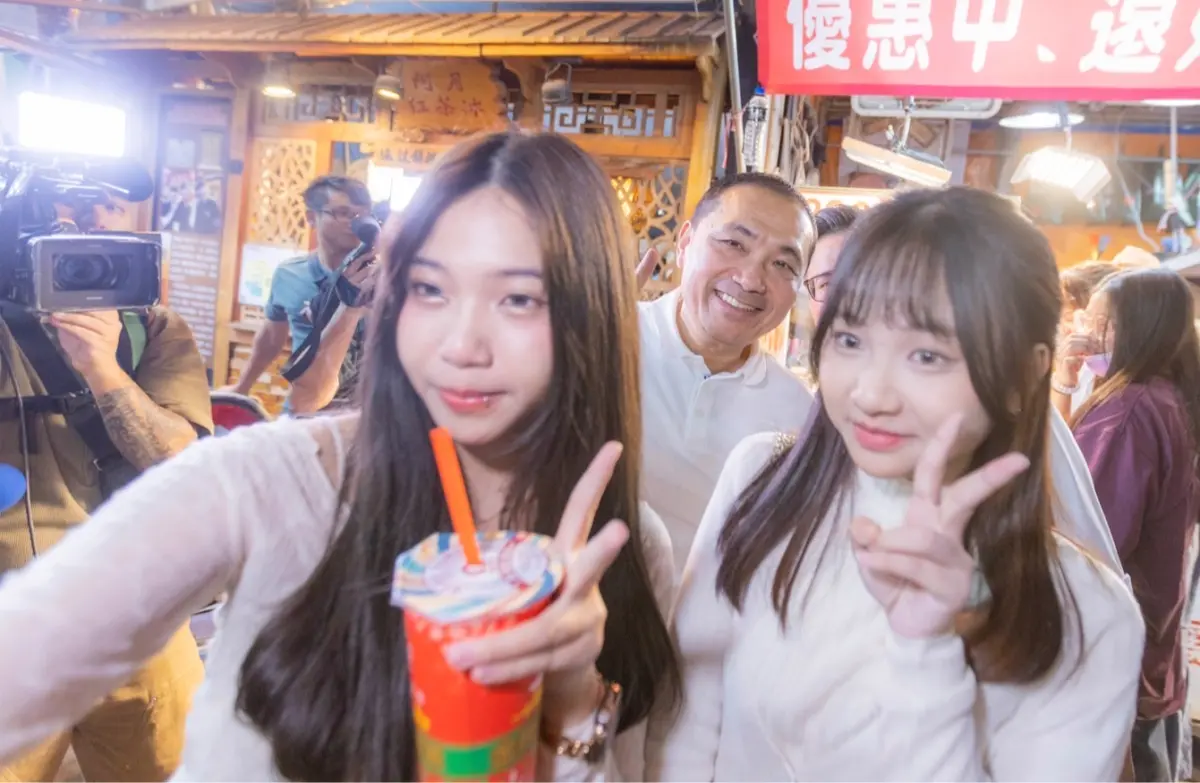 ▲侯友宜在台中市一中街和年輕人合照。（圖／侯友宜競辦提供，2023.10.15）