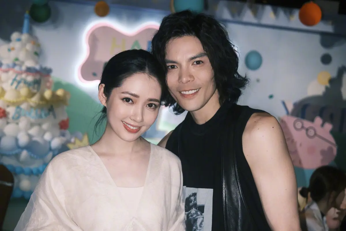 ▲向佐（右）在直播帶貨時，有網友留言「媽媽帶貨失敗換兒子來了」，讓向佐暴走直喊「你給我滾！」（圖／向佐微博）