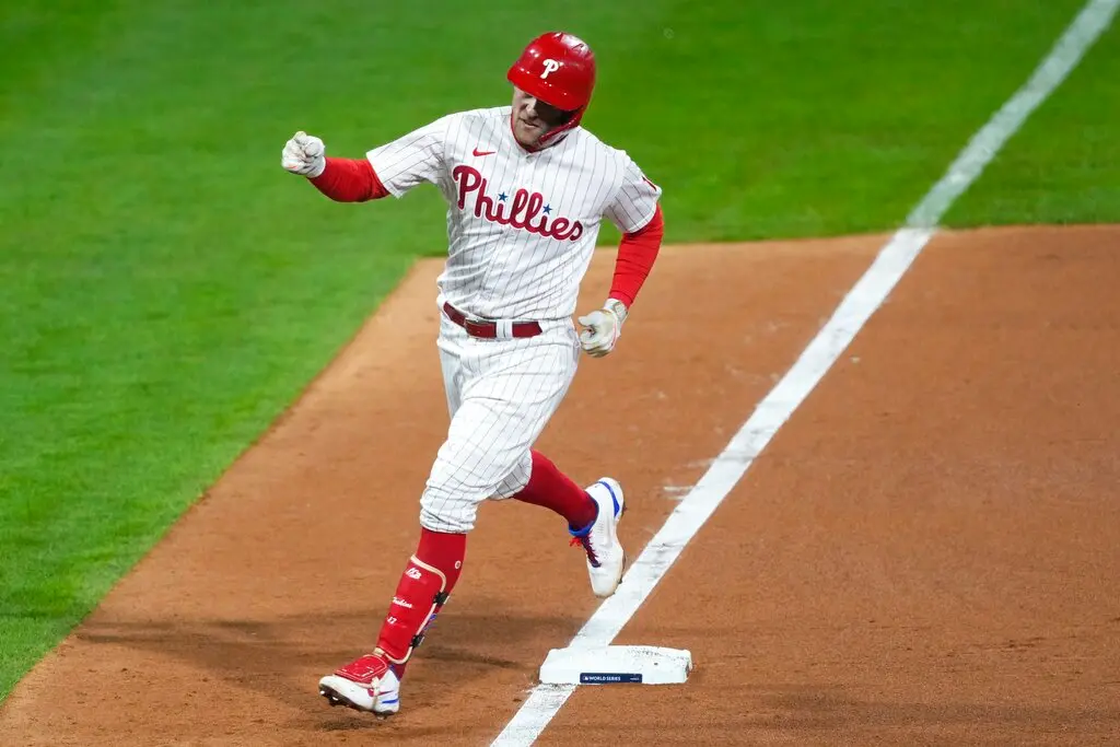 ▲費城人重砲Rhys Hoskins季前在春訓守備時，導致左膝膝韌帶撕裂整季報銷，但隨著費城人進到國聯冠軍戰，將有望歸隊。（圖／美聯社／達志影像）