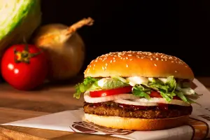 ▲漢堡王華堡日，指定消費輸入優惠代碼「LOVEBK」，就能「免費吃小華堡」。（圖／漢堡王提供）