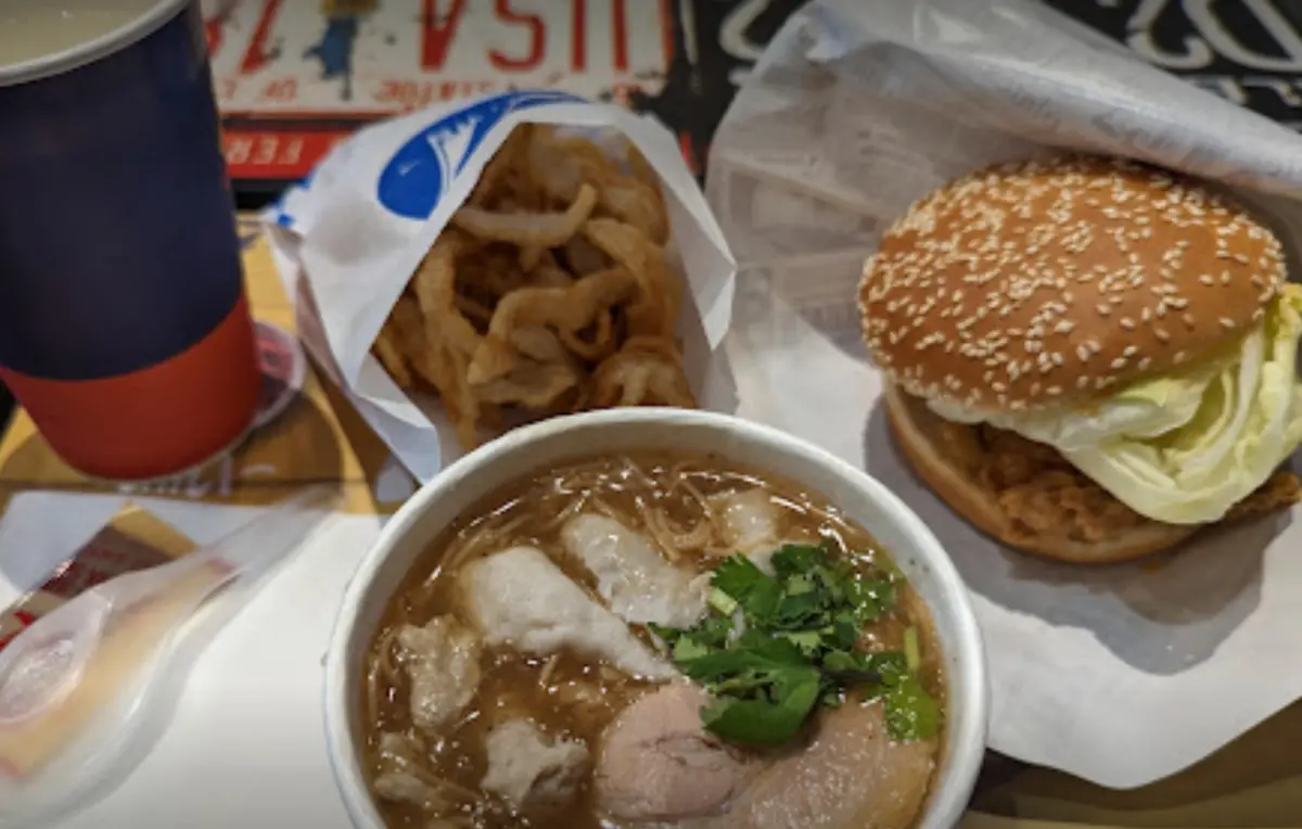 ▲77炸雞最近在社群引起討論，不少人把它拿來跟南霸天速食「丹丹漢堡」做比較。（圖/77炸雞臉書）