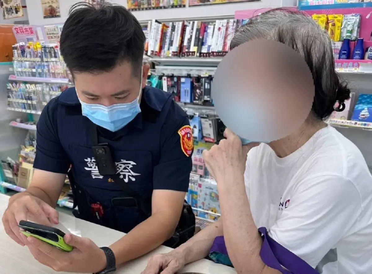 ▲三民二分局鼎金所昨天接獲超商店員通報，有婦人欲借用點鈔機清點75萬元現金要投資虛擬貨幣，所幸員警獲報後即時攔阻退休金再次遭詐。（圖／記者郭凱杰翻攝）