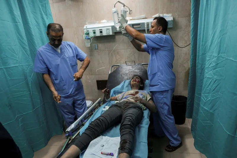 ▲加薩地區醫院的燃料儲備將在1天內耗盡。圖為在空襲中受傷的巴勒斯坦女孩。（圖／美聯社／達志影像）