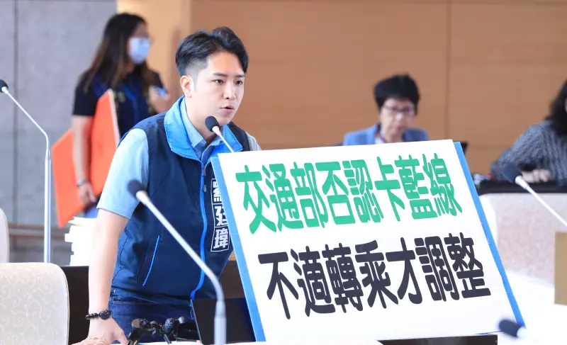 ▲羅廷瑋指中捷藍線為了選舉再拖下去,未來大家使用的將是「20幾年前設計的交通工具」。(圖/台中市議員羅廷瑋提供,2023.10.16)