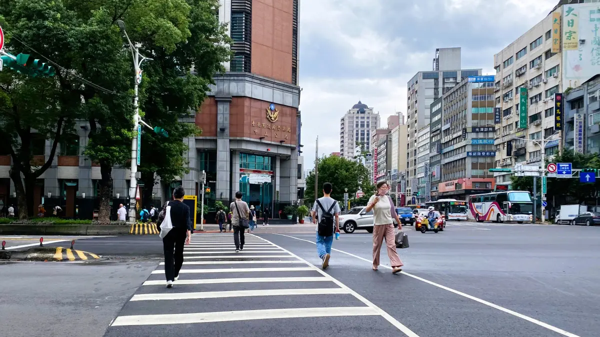 ▲台北市一名17歲少年買2000萬房被國稅局查稅，爸媽出示少年10年來存摺影本，證明買房金源是少年，因此免繳百萬贈與稅。（示意圖／記者徐銘穗攝）