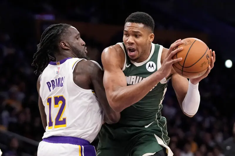 ▲字母哥Giannis Antetokounmpo季前才跟公鹿簽下60億的3年大約，但開季迄今雖然戰績不差，但球評李亦伸認為，整體表現下滑中。（圖／美聯社／達志影像）