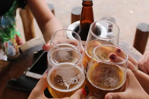 ▲1 罐約300毫升正常強度(4%酒精含量)的啤酒,約是「1單位」,每週不應超過14單位。(示意圖/取自 Unsplash) ▲1 罐約300毫升正常強度(4%酒精含量)的啤酒,約是「1單位」,每週不應超過14單位。(示意圖/取自 Unsplash)