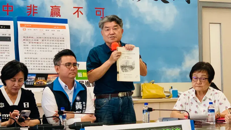 ▲李中秀出省府時代的「台中都會區大眾捷運系統規劃期末報告」,強調早在30幾年前,就規劃一路沿台灣大道到底。(圖/記者顏幸如攝,2023.10.16)