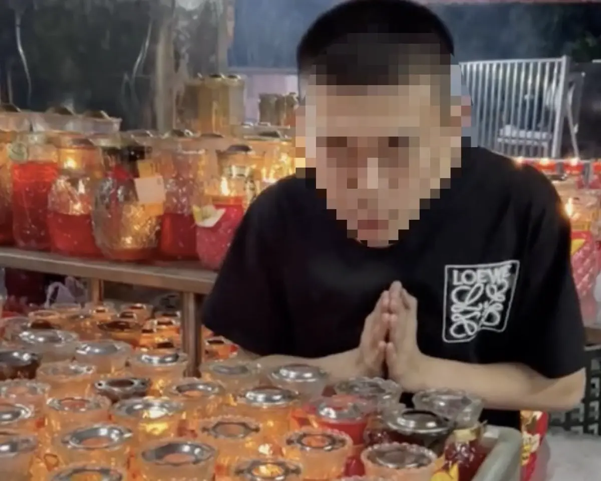 ▲一名20歲男子到「泡麵土地公」石龍宮參拜，竟將供奉用的光明燈蠟燭當作生日蠟燭吹熄，還將影片上傳至TikTok，引來網友痛批「白目」。（圖／翻攝自TikTok）