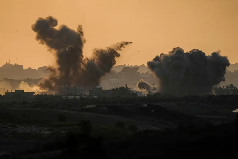 ▲外媒最新消息指，加薩南部臨時停火5小時，以便人員撤離及物資運送。圖為以色列空襲後，加薩地區升起濃煙。（圖／美聯社／達志影像）