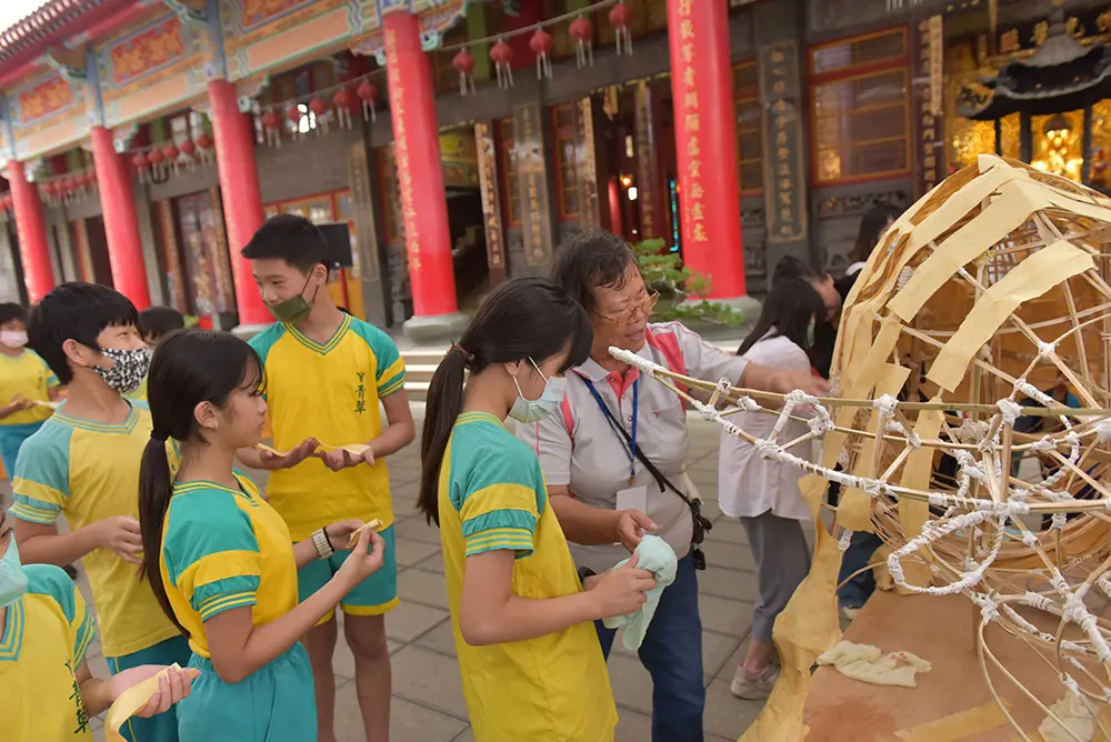 ▲青草國小的學童糊製春牛身（圖／記者林怡孜攝，2023,10,16）