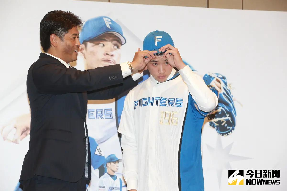 ▲孫易磊親曝加盟火腿原因，稻葉篤紀GM也幫他穿上球衣。（圖／葉政勳攝）