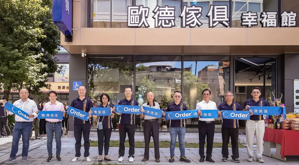 ▲「新莊幸福館」隆重開幕，董事長陳國都(左起五)期許為消費者打造幸福之家。（圖／品牌提供）