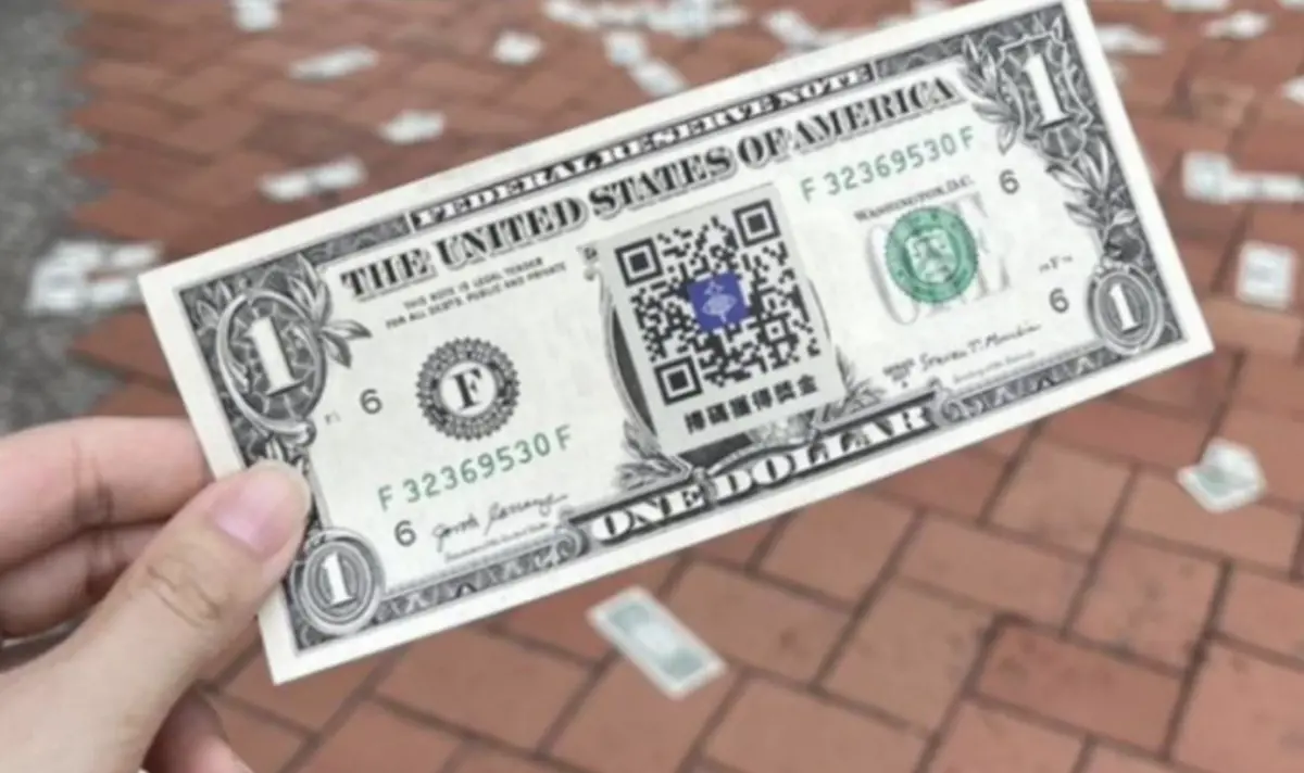 ▲高雄駁二藝術特區昨（15）日中午，有一名身穿黑衣的男子，手持大量「美金」揮灑，看到紙鈔從天而降，讓路過民眾相當好奇，紛紛上前圍觀。（圖／翻攝爆料公社）