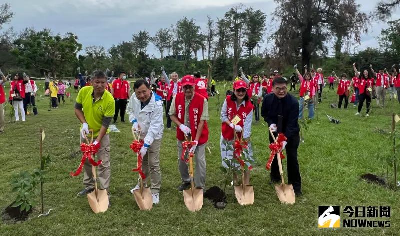▲台新金控今(16)日在台東舉行「公益植樹共好計畫」植樹典禮,這是由台新銀行與社會企業「綠色冀泉」合作,計劃首年由台新購買4000棵台灣原生特有樹種牛樟樹幼苗。(圖/記者顏真真攝)