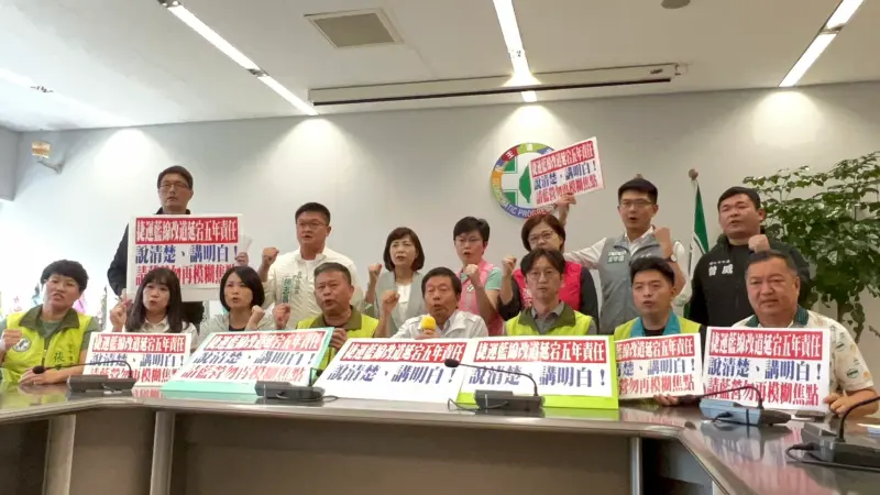 ▲民進黨台中市議會黨團召開記者會，指「台中市的捷運藍線是被林佳龍救回來的」。（圖／記者顏幸如攝，2023.10.16）