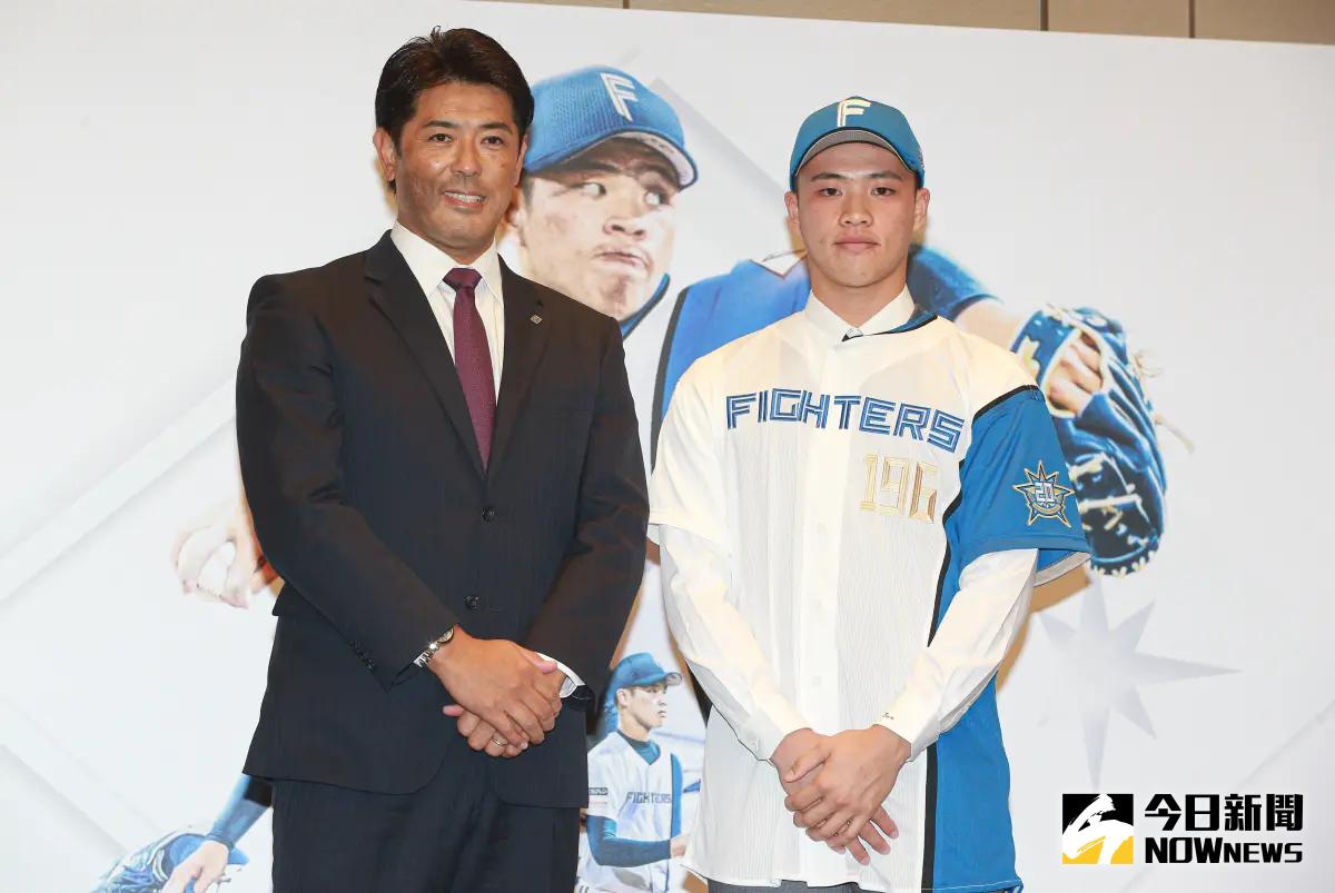 ▲日本火腿鬥士隊總經理稲葉篤紀（左）來台出席穀保家商投手孫易磊（右）加盟簽約儀式記者會。（圖／記者葉政勳攝 , 2023.10.16）