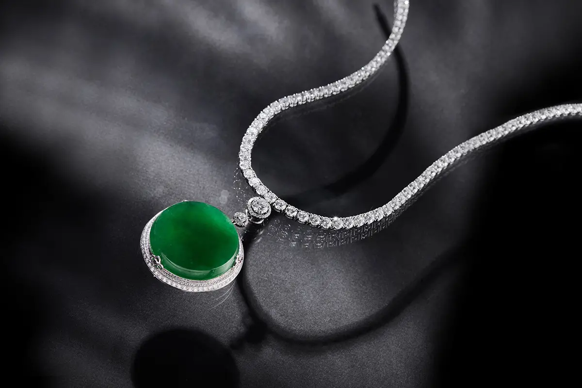 ▲在翡翠的領域裡，另有一條美學脈絡是相當獨特的，它尤其能展示更大範圍的玉色變化，以及雍容大度的韻致。（圖／品牌提供）